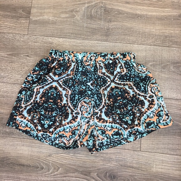 Tyche Shorts with Abstract Print and side pockets Size MEDIUM - Picture 1 of 3